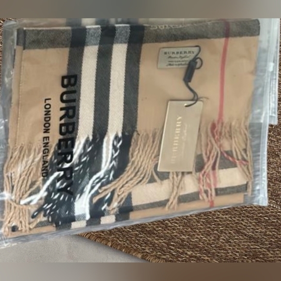 Burberry scarf - Picture 3 of 3